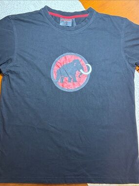 Men’s Mammut Jet Black Tee with Red Mammoth Emblem